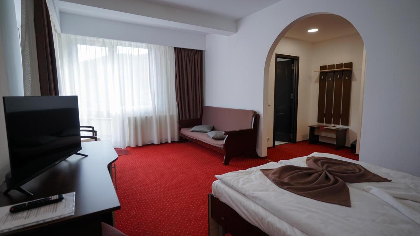 Vila Trandafirul Si Liliacul Hotel Caciulata Exterior photo