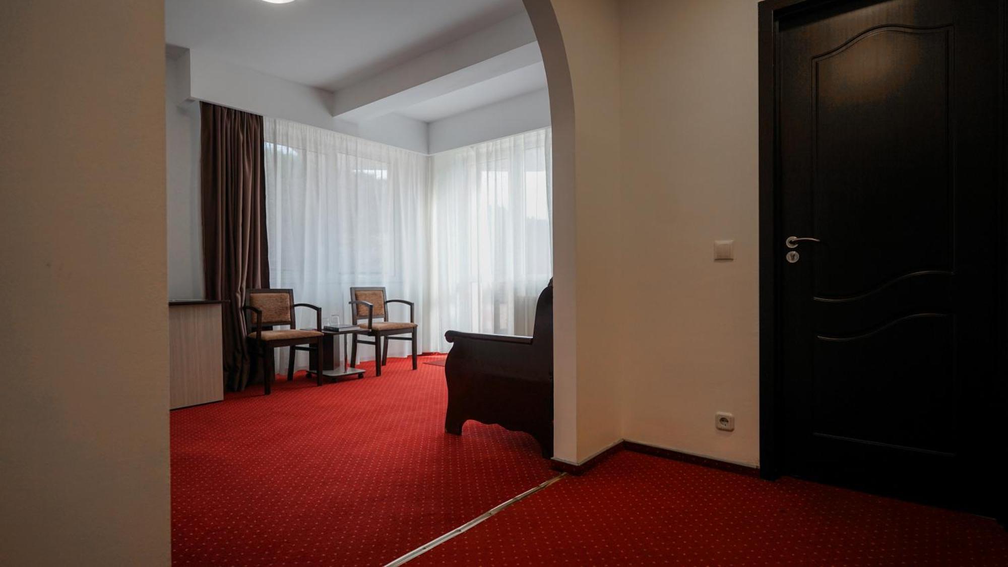 Vila Trandafirul Si Liliacul Hotel Caciulata Exterior photo
