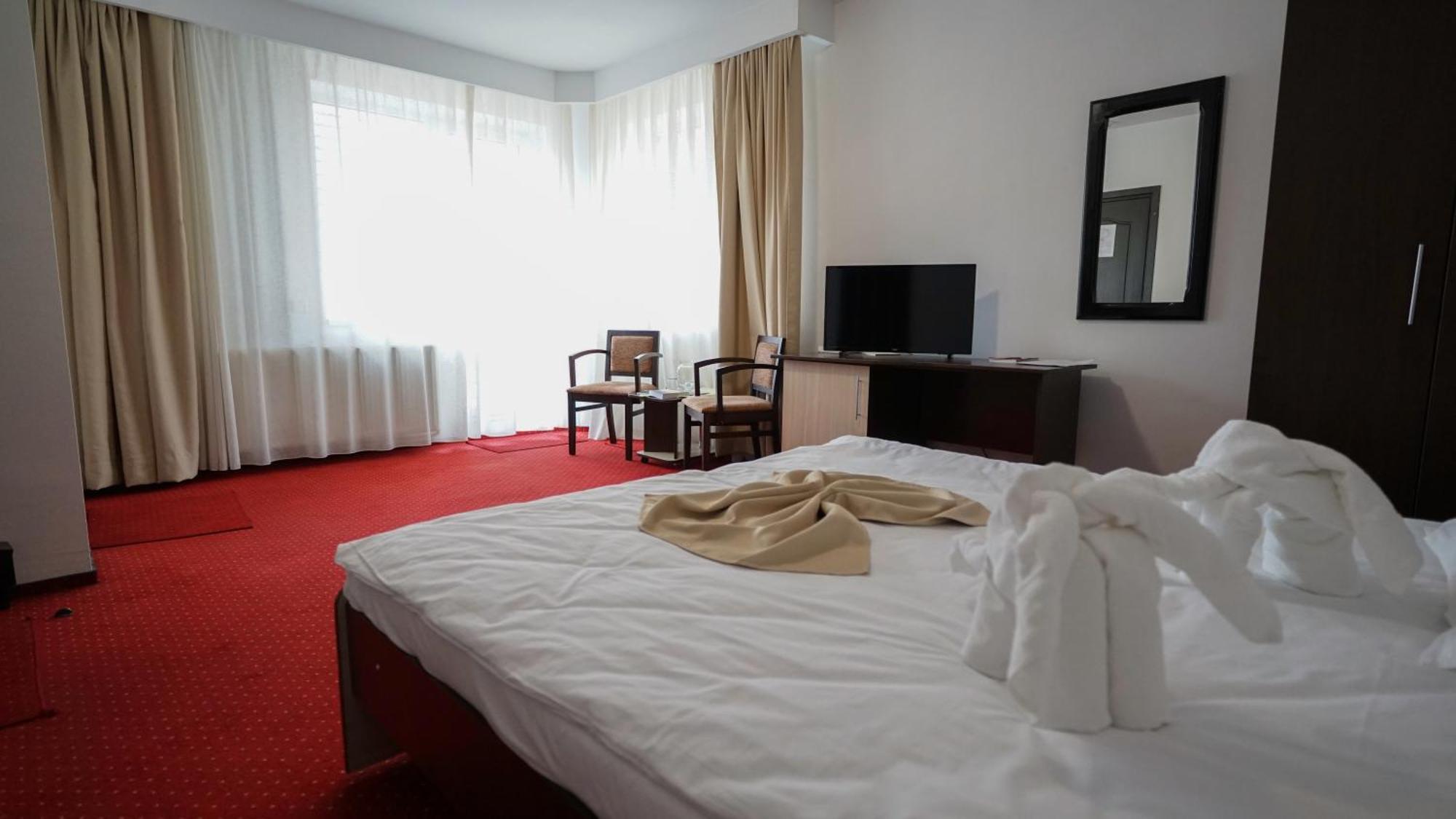 Vila Trandafirul Si Liliacul Hotel Caciulata Exterior photo