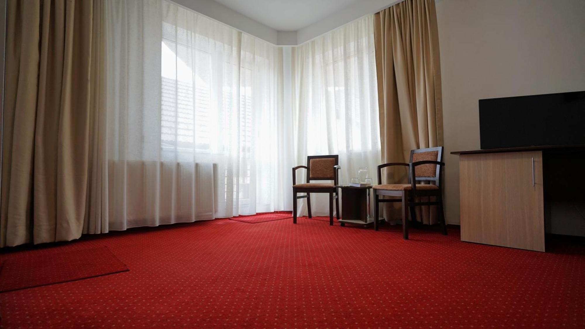 Vila Trandafirul Si Liliacul Hotel Caciulata Exterior photo